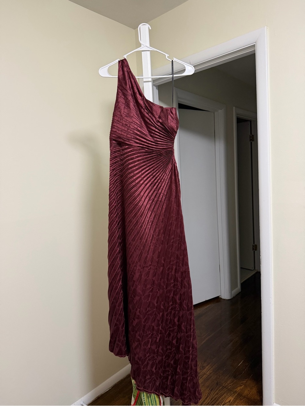 Selfie Leslie One-Shoulder Wine Red Pleated Evening Gown